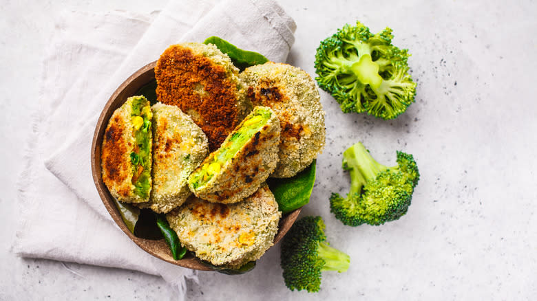 Flat falafel with broccoli
