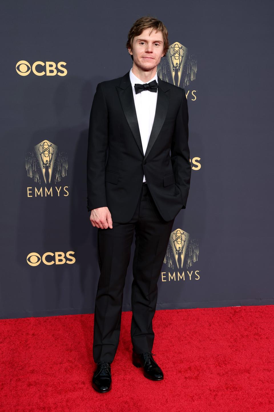 Evan Peters attends the 2021 Emmys.