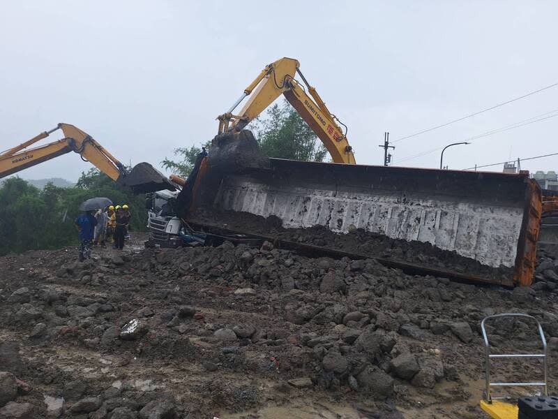 高雄土石場雨後鬆動  砂石車車斗傾倒重壓駕駛 高雄田寮區西德路一間土石場27日發生工安意外，吳 姓男子駕駛砂石車清運土方時，因場內雨後土石鬆軟 致後車斗傾覆重壓車頭，當場失去生命跡象，警消合 力救出後送往義大醫院搶救。 （高雄市警察局湖內分局提供） 中央社記者張已亷傳真  113年5月27日 