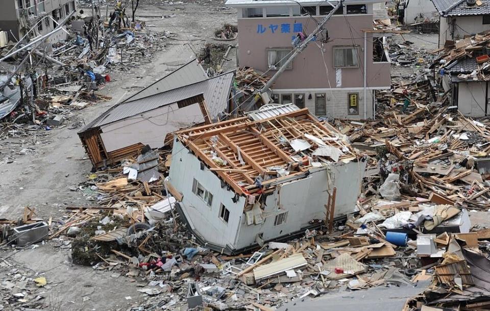 日本於2011年3月11日發生規模9.0強震，並引發大海嘯、火災及核災等一連串災害，釀成史無前例的「複合式重大災害」圖：大海嘯過後的岩手縣街景／維基百科
