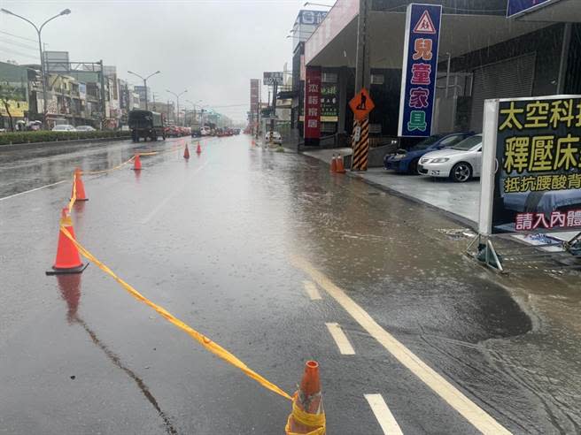 高雄市仁武區澄觀路出現嚴重積水。（林雅惠攝）