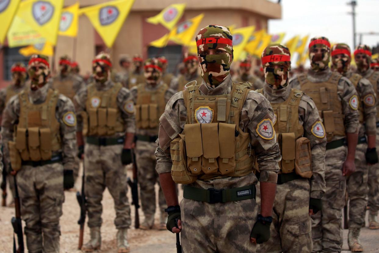 Arabische und kurdische Kämpfer bei einer Zeremonie in Qamischli an der türkisch-syrischen Grenze. (Bild: Getty Images)
