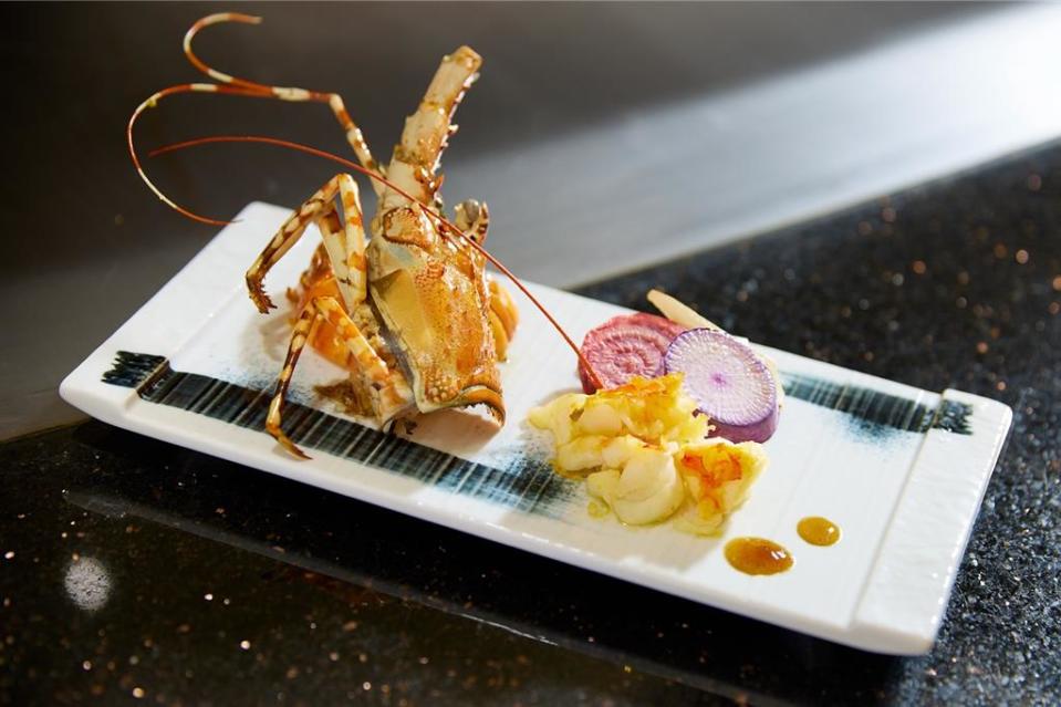 HAYASE日本鐵板燒午餐超值套餐，主菜之一伊勢龍蝦肉質緊實富彈性。圖／JR東日本大飯店台北提供