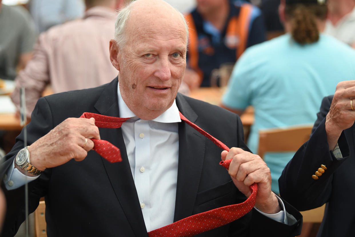 01 July 2018, Germany, Langenargen: King Harald V of Norway takes off his tie after the official opening of the 8mR World Cup. Photo: Felix Kästle/dpa (Photo by Felix Kästle/picture alliance via Getty Images)