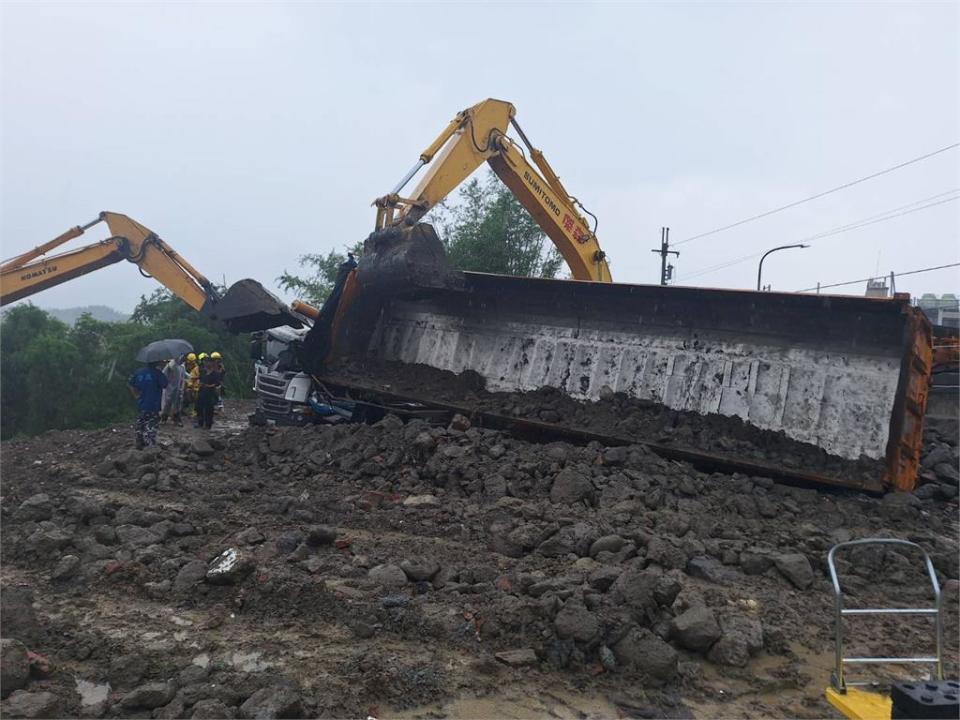 高雄砂石車車斗傾倒壓車頭　駕駛一度受困送醫搶救不治