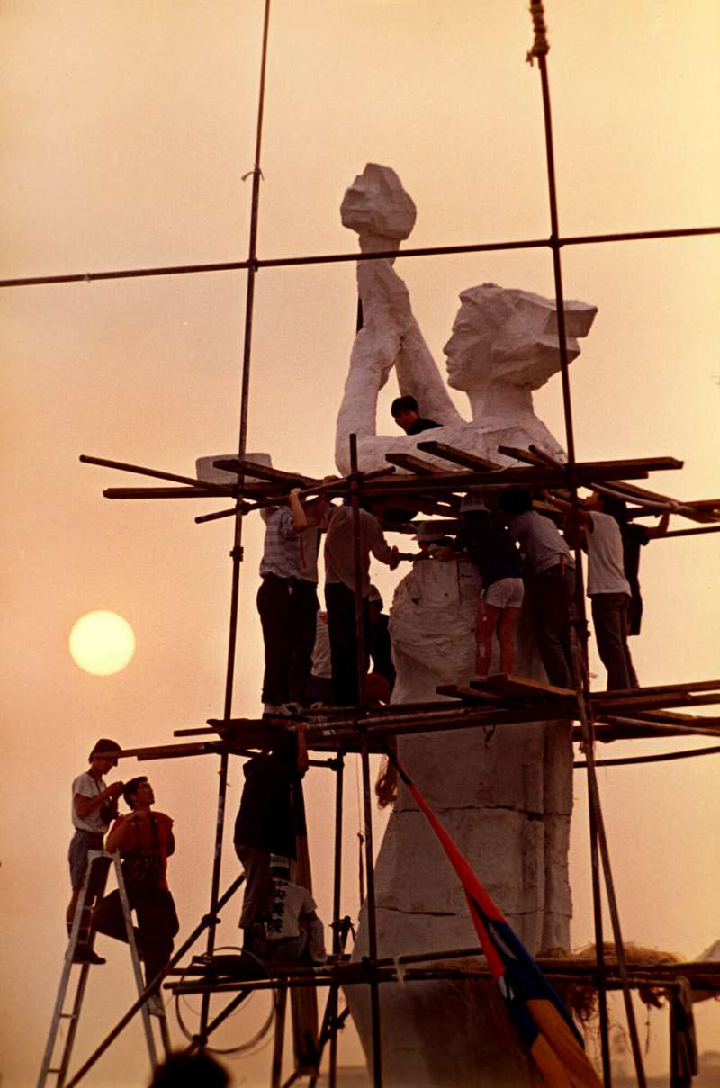 六四30周年：示威群眾製作的民主女神像（AP）