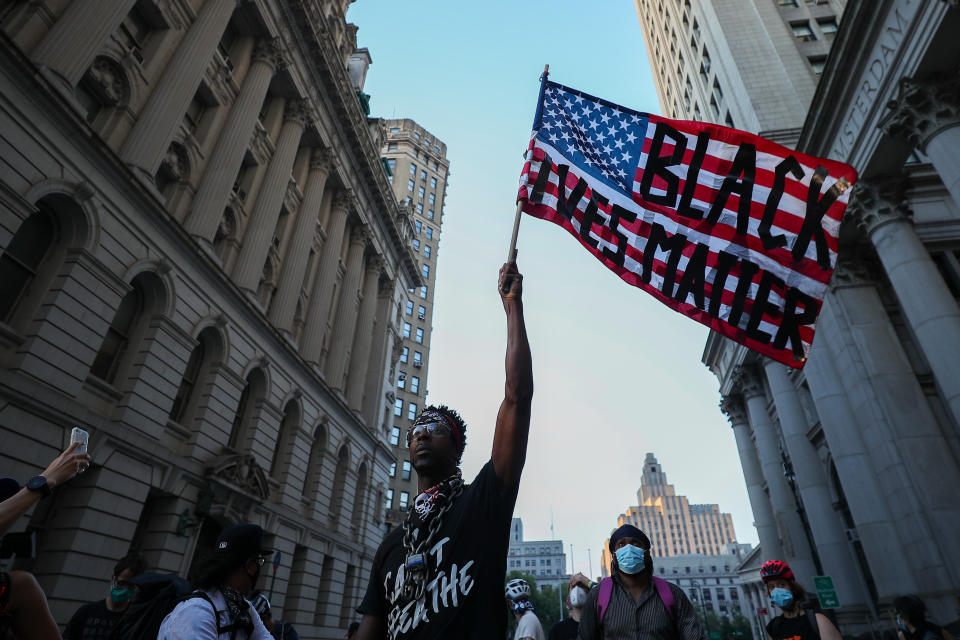 Un hombre ondea una bandera estadounidense con la frase 'Black Lives Matter' durante una protesta contra el racismo en la ciudad de Nueva York, Estados Unidos, el 23 de junio de 2020. (Foto de Tayfun Coskun / Agencia Anadolu a través de Getty Images)