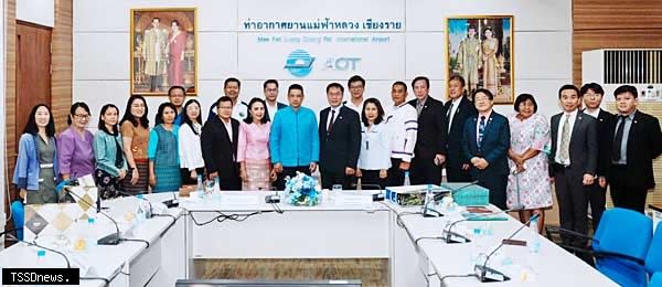 南市長黃偉哲搭直航包機出訪泰國，與清萊府文化、農業、經濟部門官員及機場管理公司高層交流，盼促成雙邊送客機制。（記者李嘉祥翻攝）
