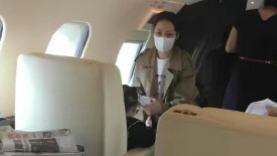 有網友在飛機上巧遇郭碧婷。（圖／翻攝自《搜狐新聞》微博）