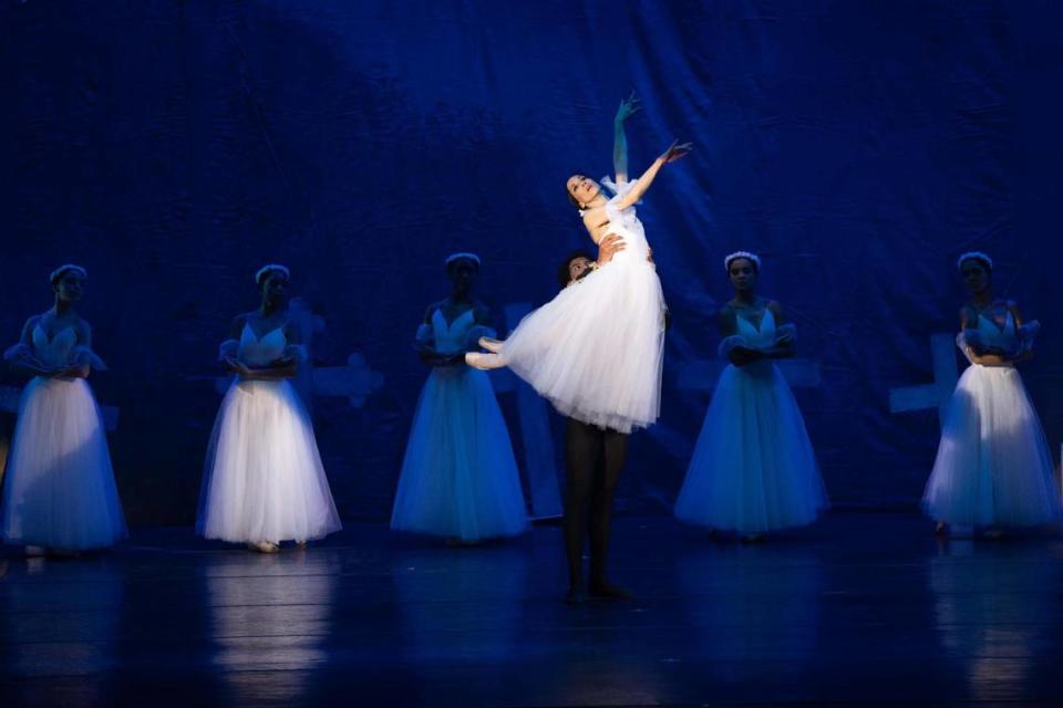 María Eugenia Herrera, Gian Carlo Pérez y cuerpo de baile, en el segundo acto de “Giselle”.