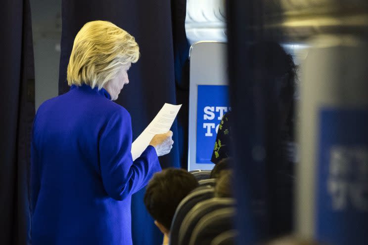 Clinton meets with members of her staff onboard her campaign plane. (Photo: Matt Rourke/AP)