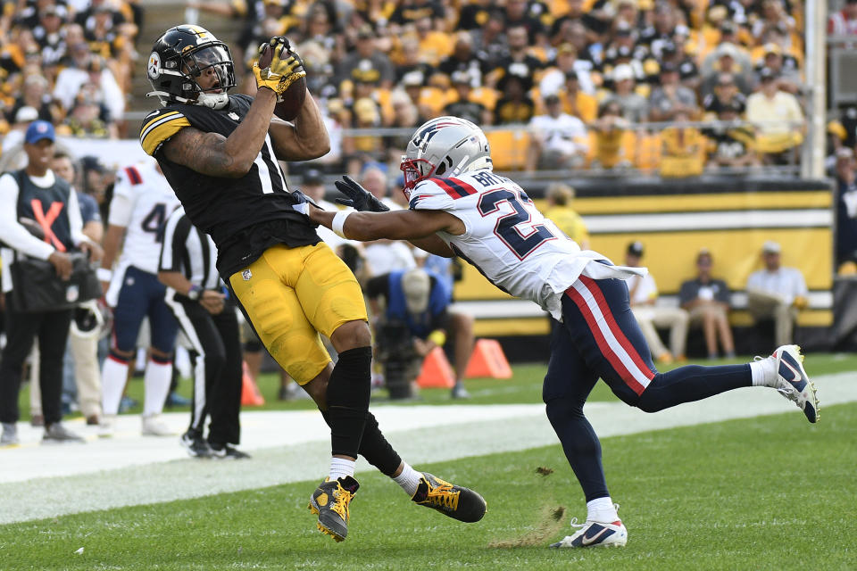 Pittsburgh Steelers wide receiver Chase Claypool (11) hauls in a pass from quarterback Mitch Trubisky with New England Patriots cornerback Myles Bryant (27) defending during the first half of an NFL football game in Pittsburgh, Sunday, Sept. 18, 2022. (AP Photo/Don Wright)