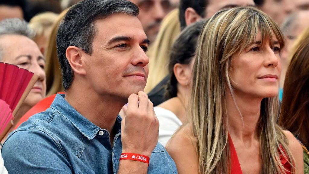 El presidente del gobierno, Pedro Sánchez, y su esposa en un acto de campaña