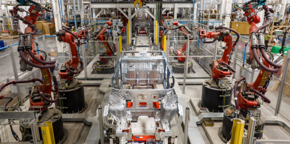Die Tesla Cybertruck Produktionslinie mit einer Pickup-Karosserie und mehreren Fertigungsrobotern. - Copyright: Tesla