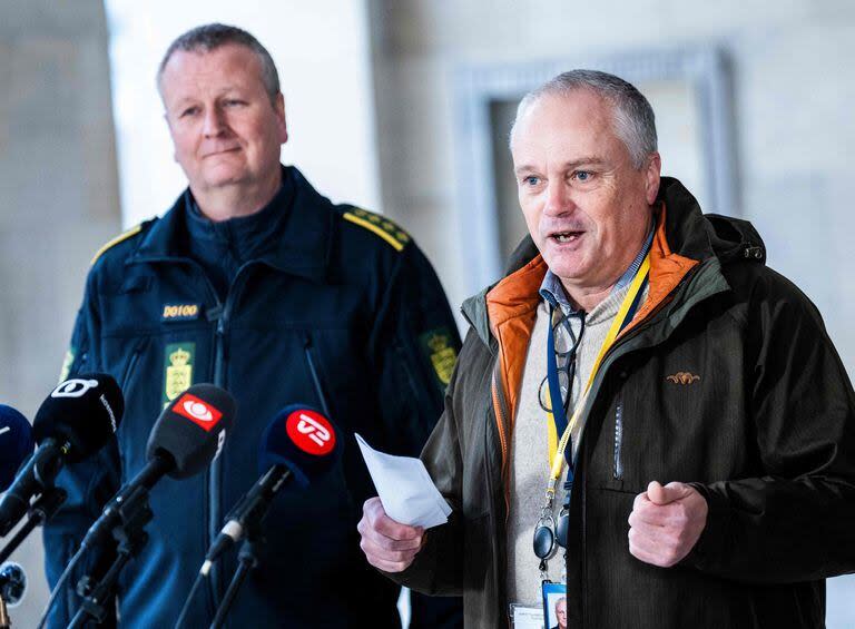 El inspector jefe de policía y jefe operativo del servicio de inteligencia PET, Flemming Drejer, y el inspector principal de policía y jefe de servicios de emergencia de la Policía de Copenhague, Peter Dahl, ofrecen una conferencia de prensa sobre una acción policial coordinada, en la comisaría de policía de Copenhague, el 14 de diciembre de 2023. 