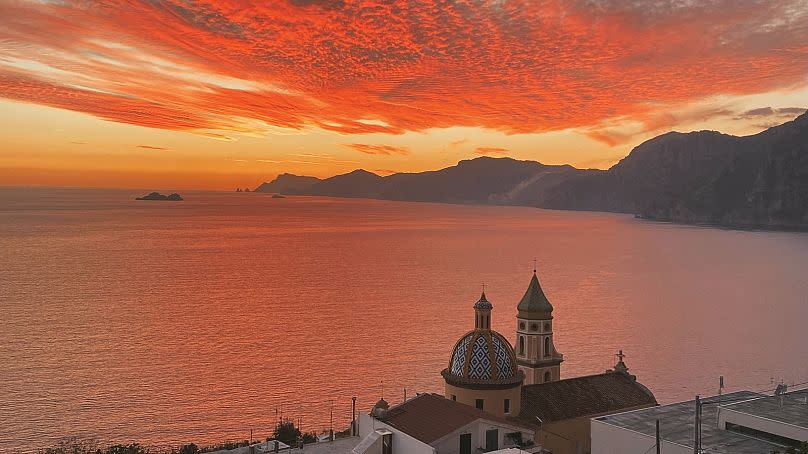 Puesta del sol en la costa de Amalfi, vista desde Praiano, el 7 de noviembre de 2022