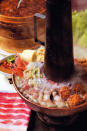  酸菜白肉鍋（黑豬五花）340元／熬湯的酸菜冬天是用煙台白菜醃製，夏天則用高麗菜醃製。 