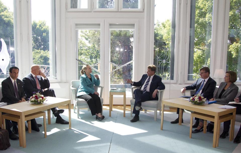 U.S. Secretary of State Hillary Rodham Clinton, centre left, meets with President of Finland Sauli Niinistö, centre right, Wednesday, June 27, 2012, at the Mantyniemi Presidential Residence in Helsinki, Finland. (AP Photo/Haraz N. Ghanbari, Pool)