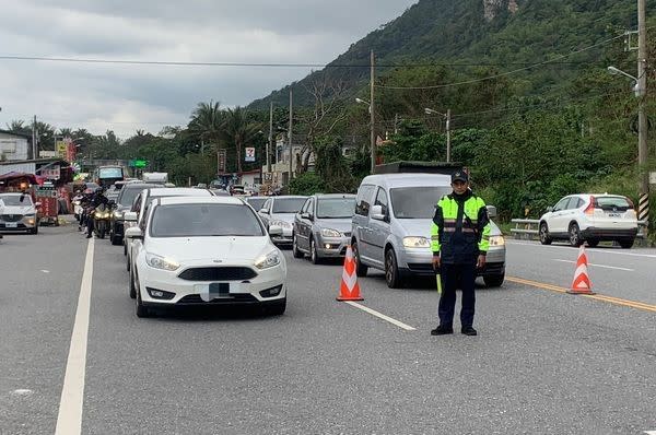 公路總局指出，省道主要幹道如台1線水底寮至楓港路段北向、台9線蘇花路廊北向、南迴公路南向等路段將於下午時段湧現車潮。（圖為交通壅塞示意)   圖：花蓮新城警分局／提供（資料照）