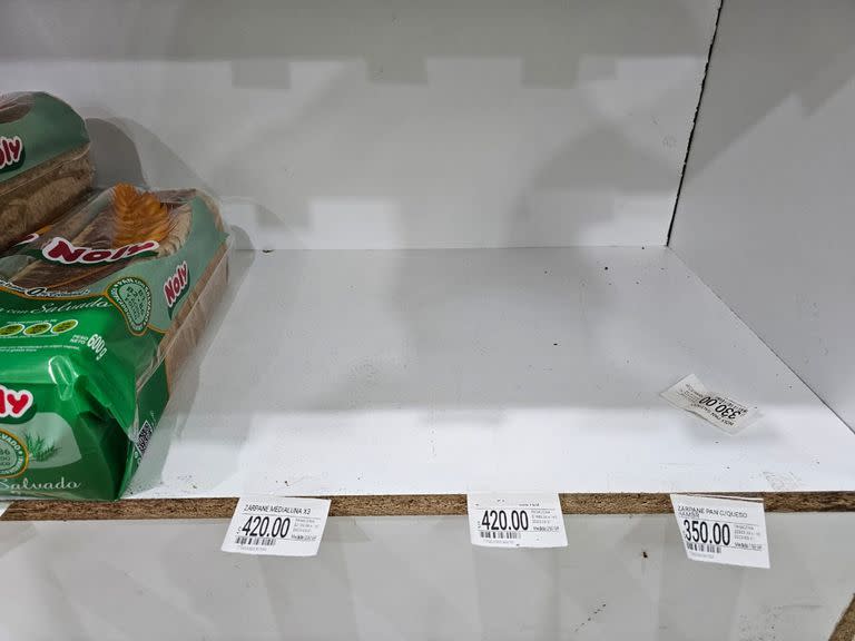 Faltante de pan en supermercado chino de Maipú al 700
