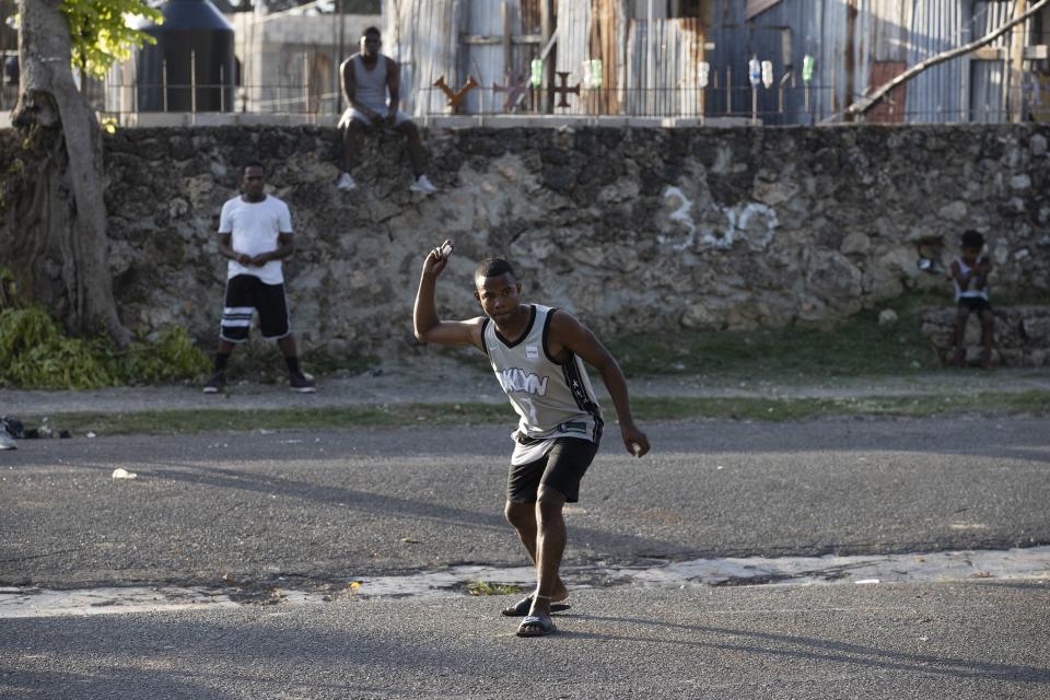 La vitilla, una versión callejera del béisbol, se juega en equipos de cuatro o cinco jugadores que utilizan un palo de escoba en lugar del bate y tapas de plástico similares a las del galón de agua embotellada, como pelota.