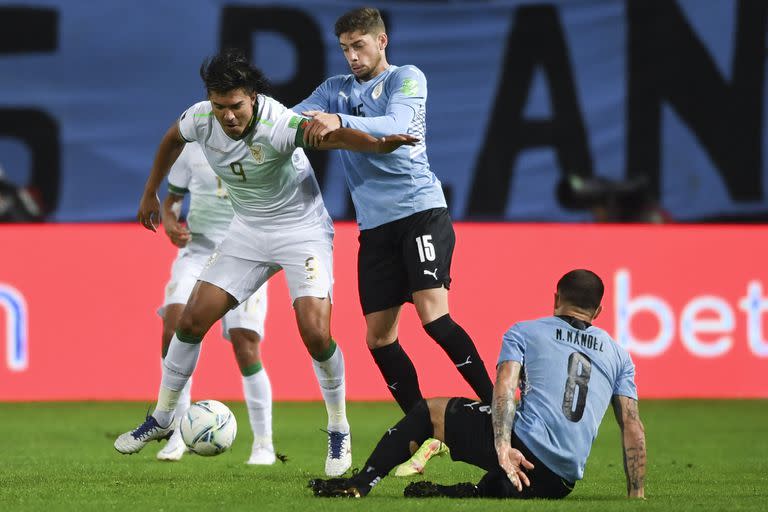 El boliviano Marcelo Martins, a la izquierda, y el uruguayo Federico Valverde luchan por el balón