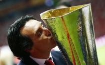 Sevilla coach Unai Emery celebrates with the trophy after winning the UEFA Europa League Final Reuters / Kai Pfaffenbach - RTX1EUDE