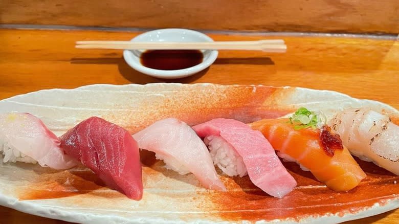 Mr. Sushi nigiri plate
