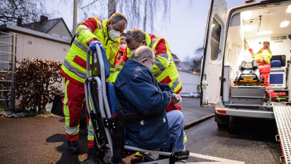 Einsatzkräfte evakuieren einen Bewohner in Göttingen.