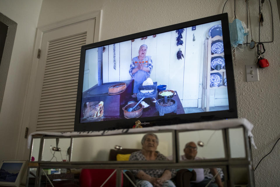 Bradley Coss y su madre, Cruz Ortiz, se ríen mientras ven los videos de cocina de doña Ángela en YouTube desde su casa en El Paso, Texas, el 23 de marzo de 2023. (Ivan Pierre Aguirre/The New York Times)