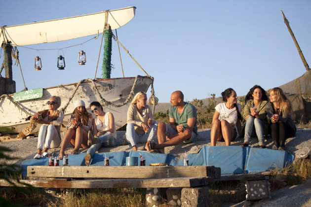 Trügerische Idylle: Bachelor Christian und Entourage am Strand (Foto: RTL/ Charlie Sperring)