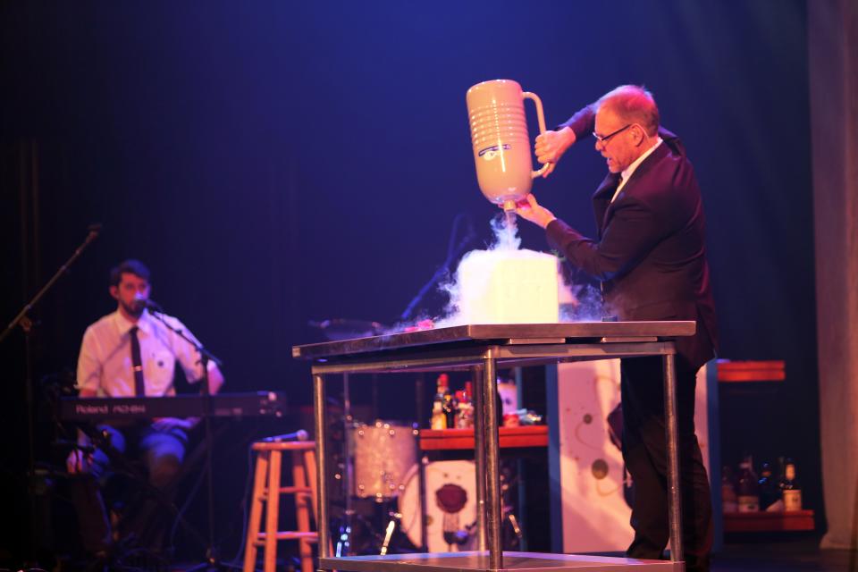 Alton Brown on stage of his live culinary tour.