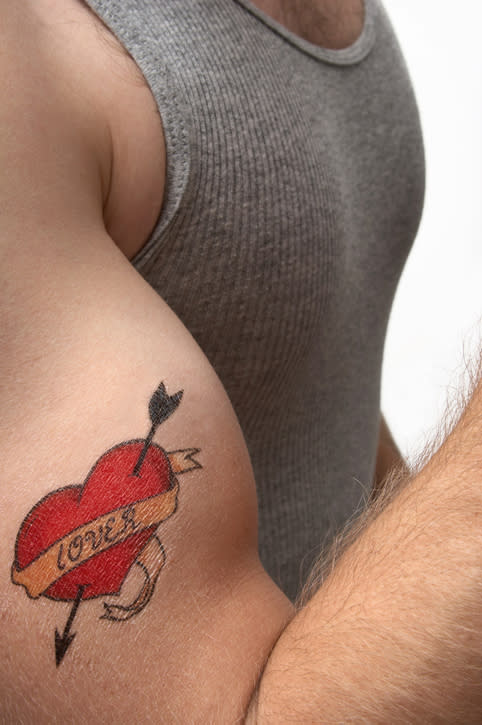 Wer nackte Haut zeigt, enthüllt vielleicht sogar das eine oder andere unpassende Tattoo. Das ist in der kinderfreundlichen Welt des Disneylands ebenfalls zu unterlassen. (Bild-Copyright: Jim Jurica/Getty Images)