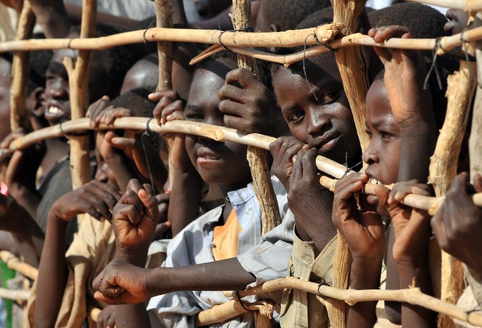 Niños refugiados sudaneses se suman a los 2,5 millones de personas desplazadas por el conflicto en Dafur, según cifras de la ONU (AFP/PHILIPPE HUGUEN). Las personas prefieren no lidiar con este tipo de imágenes ni pensar en los sentimientos de esos niños.