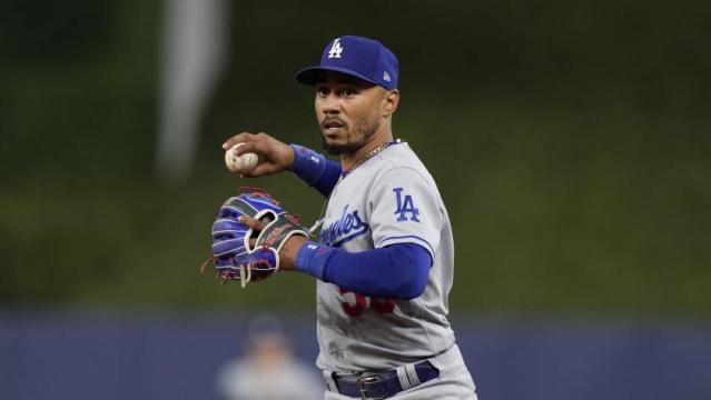 Mookie MASHES a big homer for the Dodgers! 