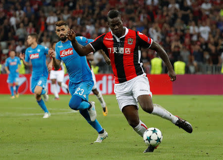 Soccer Football - Champions League Playoffs - Nice v Napoli - Nice, France - August 22, 2017 OGC Nice’s Mario Balotelli in action with Napoli's Elseid Hysaj REUTERS/Eric Gaillard