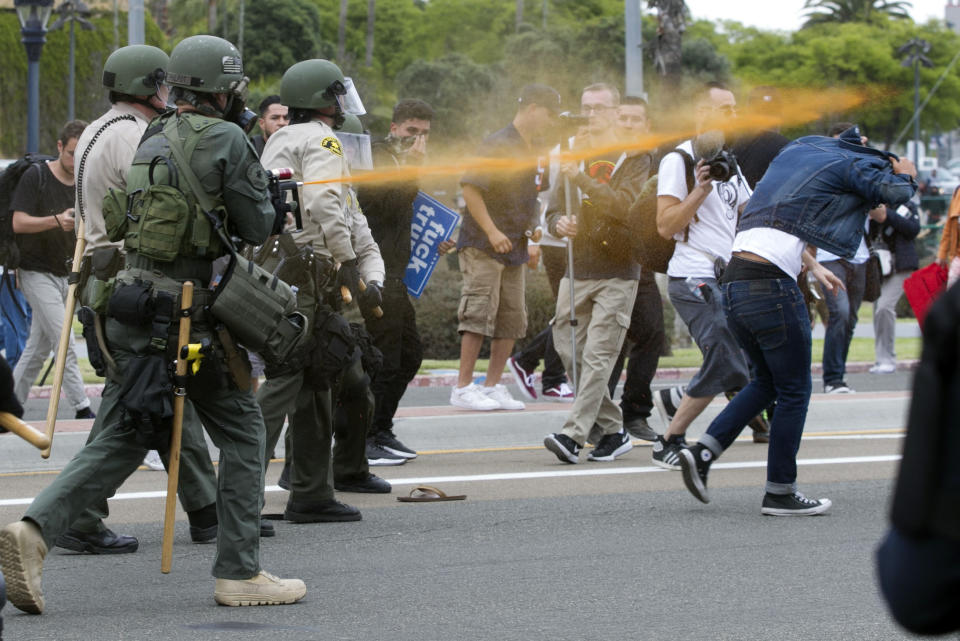聖地牙哥警方用胡椒噴霧攻擊現場的抗議民眾。（美聯社）