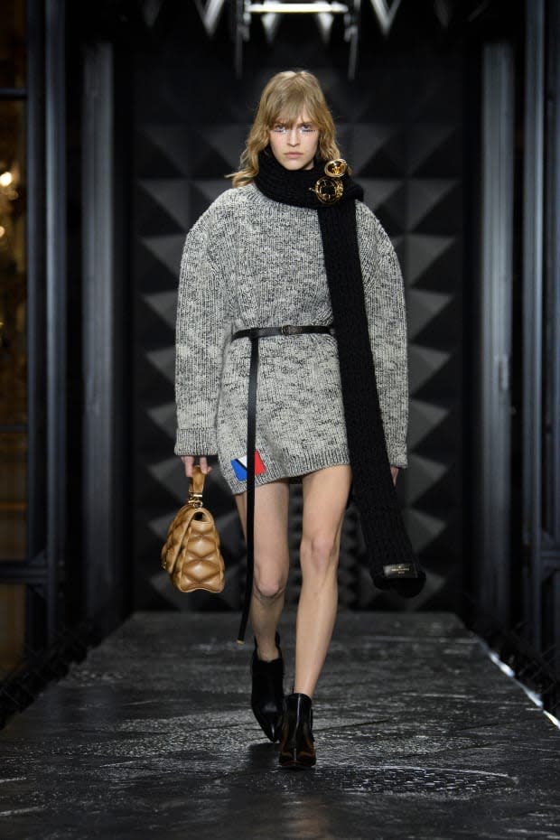 Looks Like Louis Vuitton Is Bringing Back the Y2K-Era Skinny Scarf for Fall  2023 - Fashionista