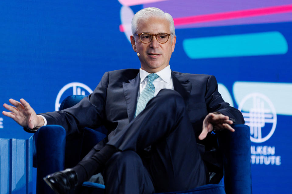 Charlie Scharf, CEO Wells Fargo, berbicara pada Konferensi Global Milken Institute 2023 di Beverly Hills, California, AS, 2 Mei 2023. REUTERS/Mike Blake