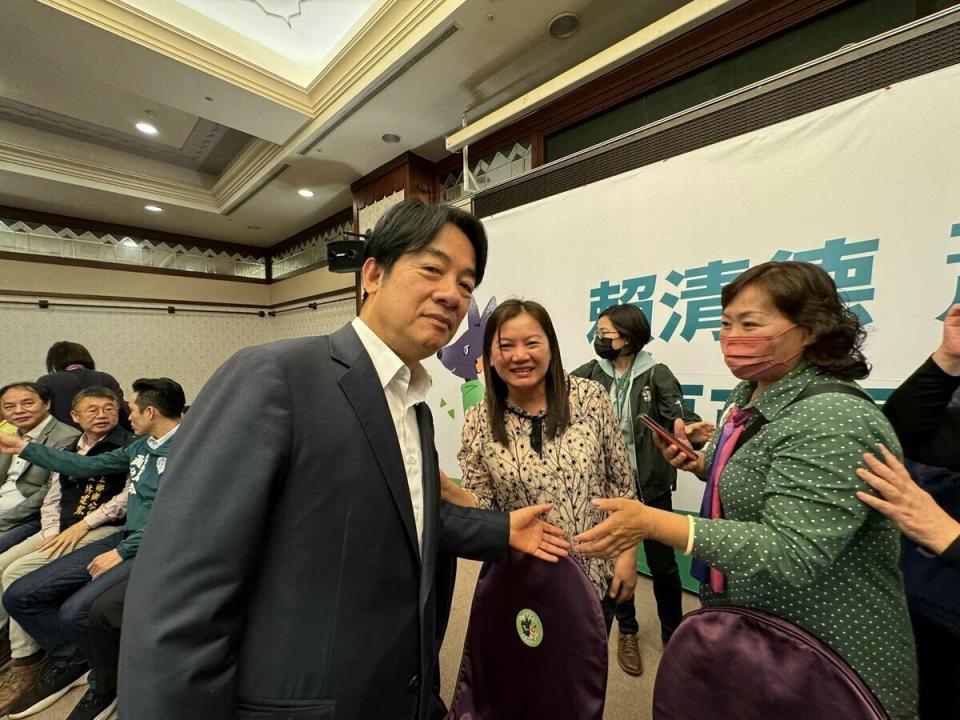 賴清德和蕭美琴今天到台東花蓮謝票，賴坤成說，賴清德將競選補助款其中的5、6000萬，用來捐助早年黨工、社會運動工作者，其拋磚引玉的善舉，讓人覺得是一個有感情的國家領導人！   取自賴坤成臉書