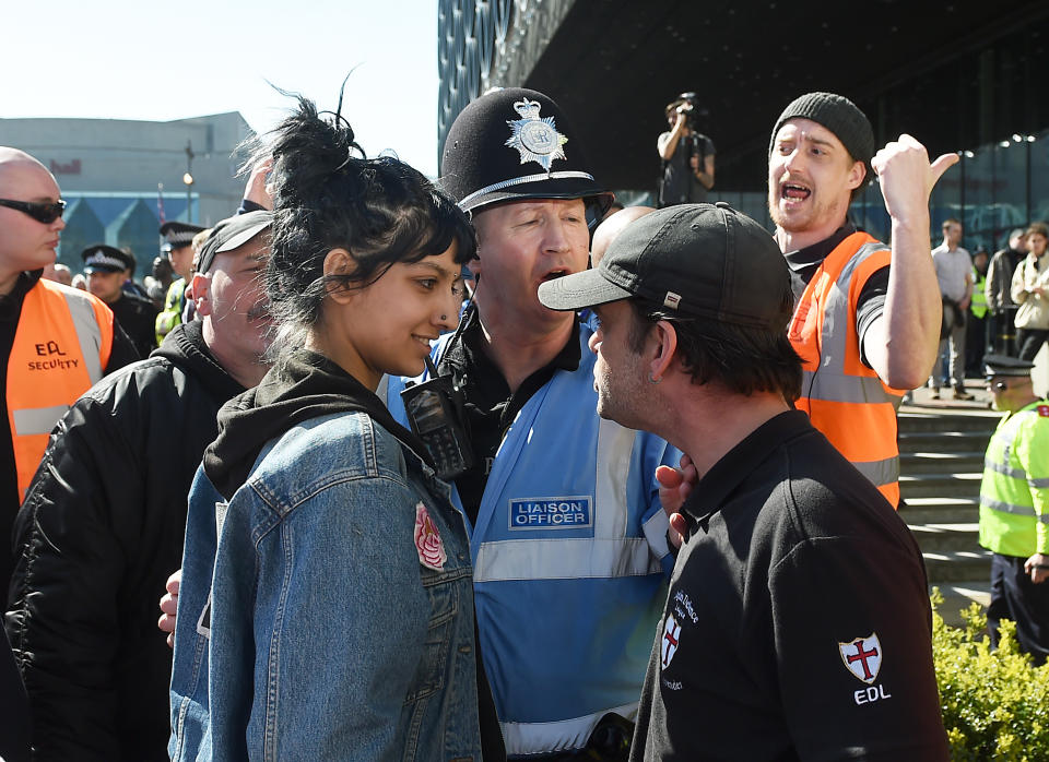 Smiling protester faces down EDL