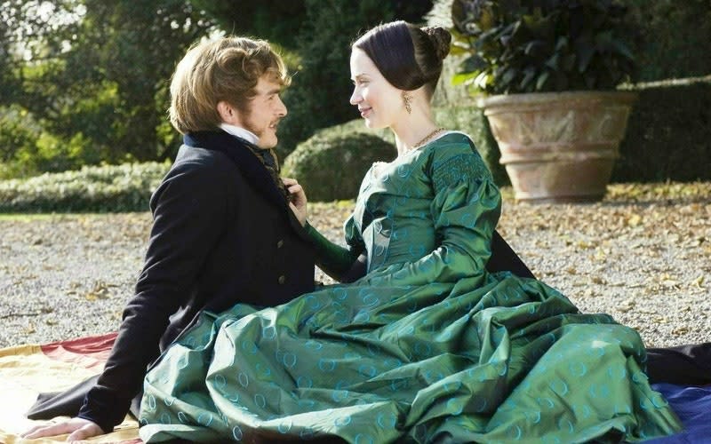 Emily Blunt 在《宮廷眷戀─維多利亞與阿爾拔親王》（The Young Victoria）飾演 Queen Victoria，身穿綠色禮服。
