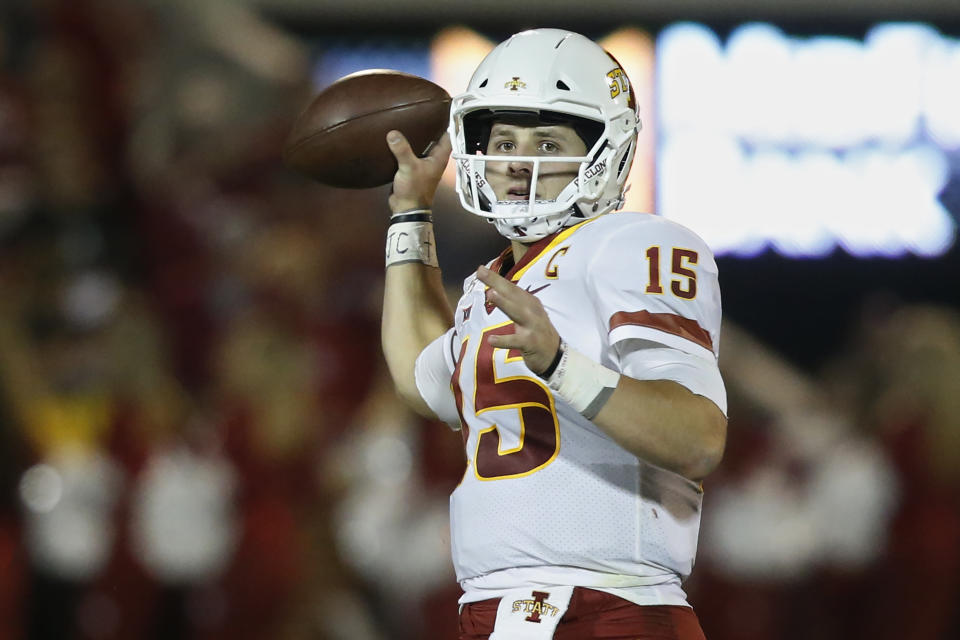 ARCHIVO - Foto del 9 de noviembre del 2019, el quarterback de Iowa State Brock Purdy en encuentro colegial ante Oklahoma de Jalen Hurts. El sábado 28 de enero del 2023, los quarterbacks se volverán a enfrentar, ahora en el duelo por el campeonato de la Conferencia Nacional. (AP Foto/Sue Ogrocki, Archivo)