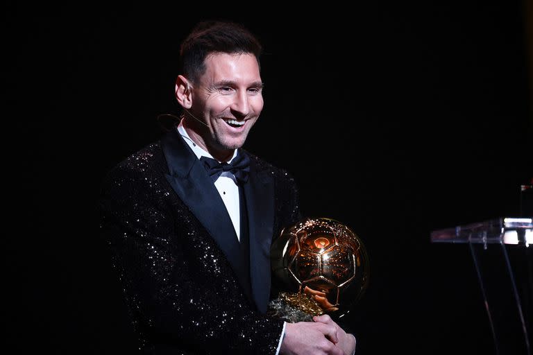 El delantero argentino del Paris Saint-Germain, Lionel Messi, llega para pronunciar un discurso después de recibir el premio Balón de Oro durante la ceremonia de entrega del Balón de Oro de Francia 2021 en el Teatro du Chatelet de París el 29 de noviembre de 2021.