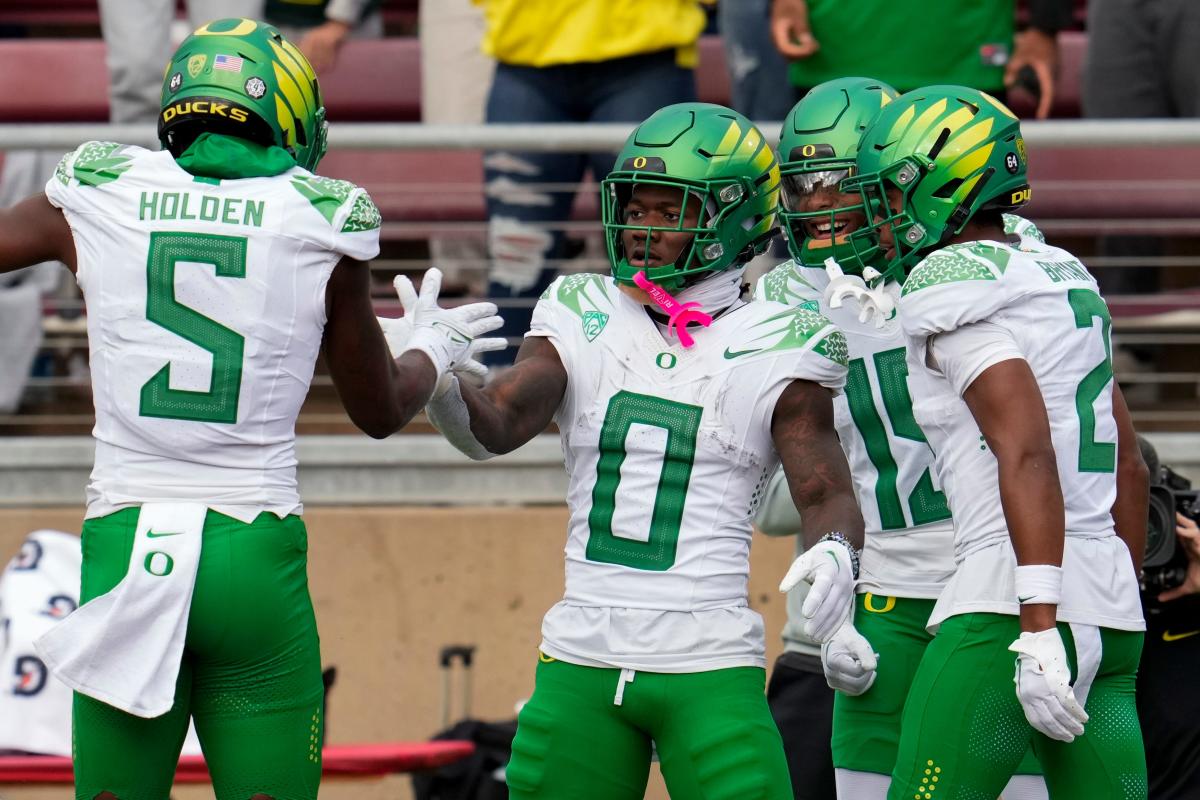 Where do the Oregon Ducks stand midway through the football season?