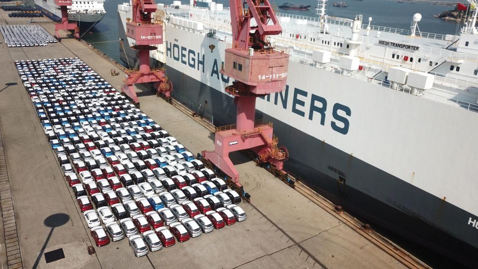 Autos stehen neben den Transportschiffen im Hafen von Lianyungang in Shanghai.