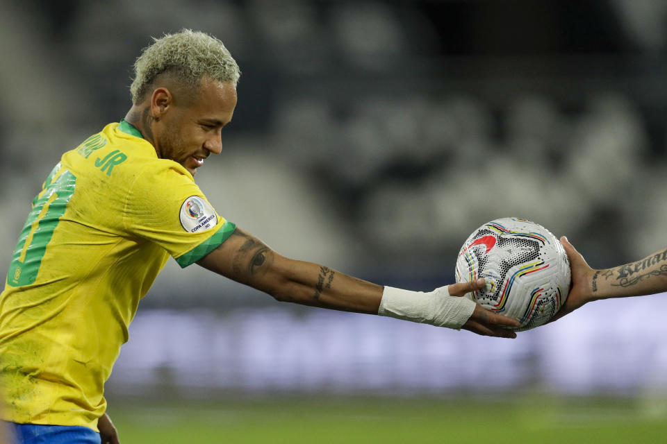 Neymar, de la selección de Brasil, recibe el balón de manos de un jugador de Chile durante el partido de cuartos de final disputado el viernes 2 de julio de 2021 en Río de Janeiro (AP Foto/Bruna Prado)