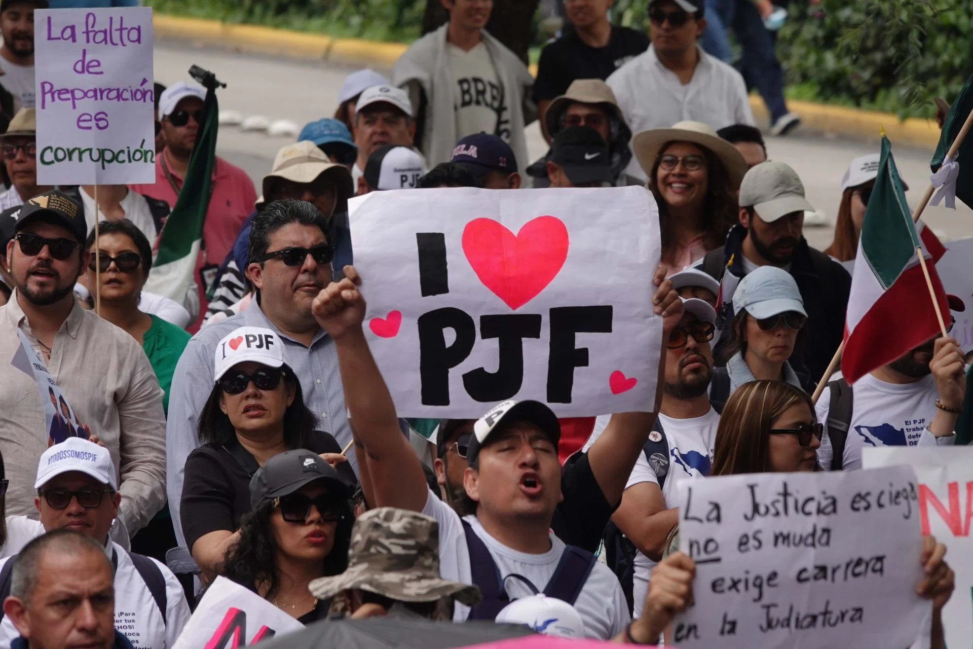 CIUDAD DE MÉXICO, 28AGOSTO2024.- Estudiantes de la Facultad de Derecho marcharon para exigir justicia en Defensa del Estado de Derecho al Poder Judicial. La protesta inició en el Águila de la Facultad de Derecho y finalizó en el Consejo de la Judicatura Federal.
FOTO: GRACIELA LÓPEZ /CUARTOSCURO.COM