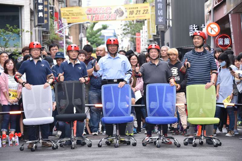 台北市長柯文哲21日出席「活力台北，文昌辦公椅」競速賽，並現場體驗。（取自台北市政府）