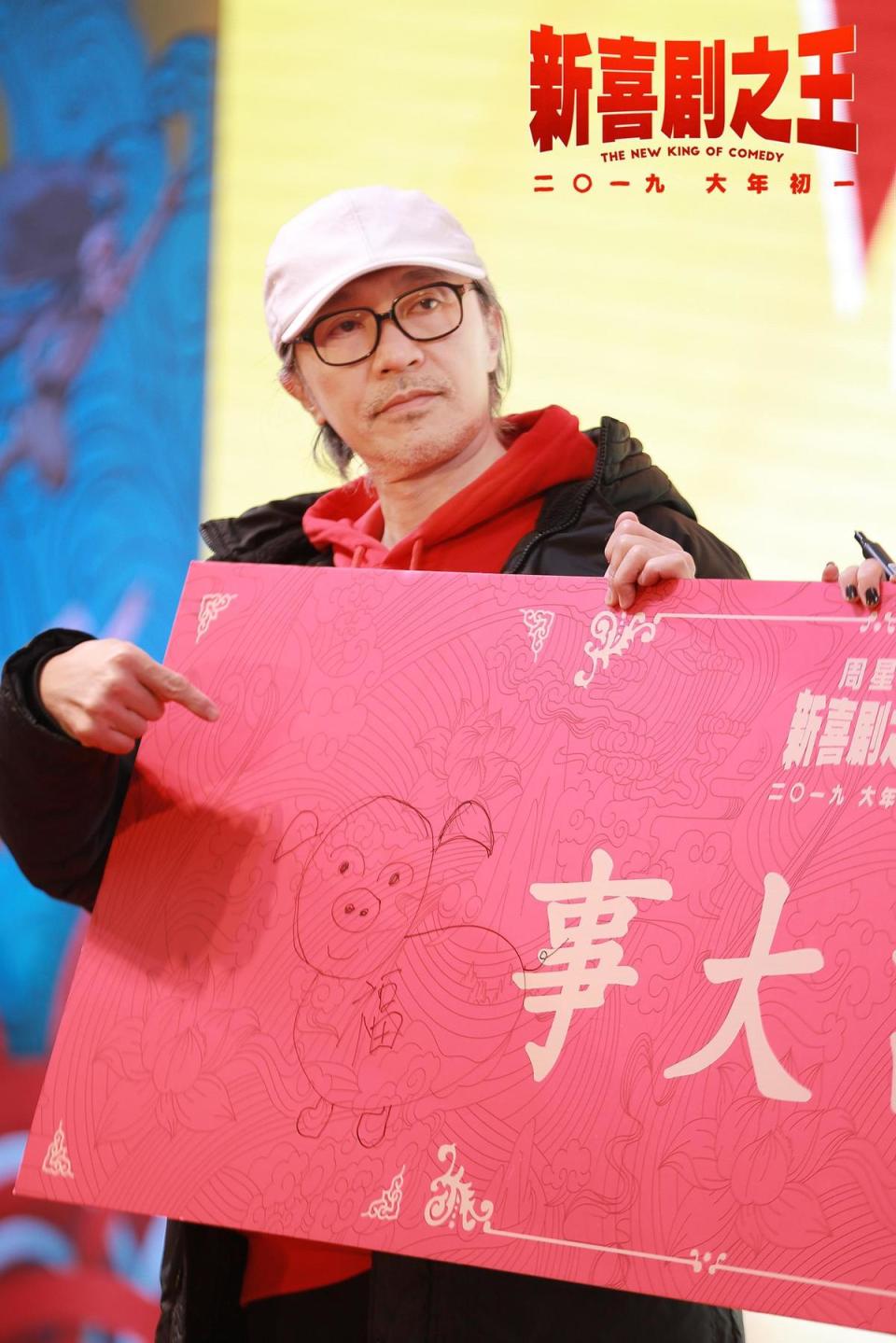 周星馳客串以日薪計算，他以一天120萬港幣酬勞客串演出電影《千王之王2000》，9天賺進5000萬台幣。（翻攝自新喜劇之王微博）